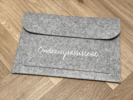 Lichtgrijs ONDERWIJSASSISTENT. Vilten Laptop Hoes Krijt tot 15,6 inch