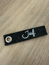 Donkergrijs JUF. Vilten Sleutelhanger Krijt