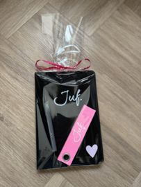 JUF. Cadeaupakket notitieboekje, pen en sleutelhanger zwart/roze