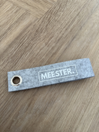 Lichtgrijs MEESTER. Vilten Sleutelhanger Klas
