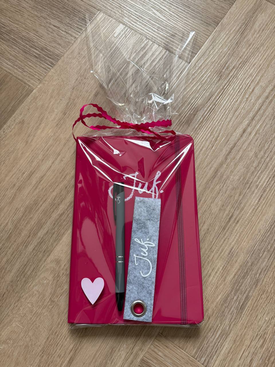 JUF. Cadeaupakket notitieboekje, pen en sleutelhanger roze/grijs