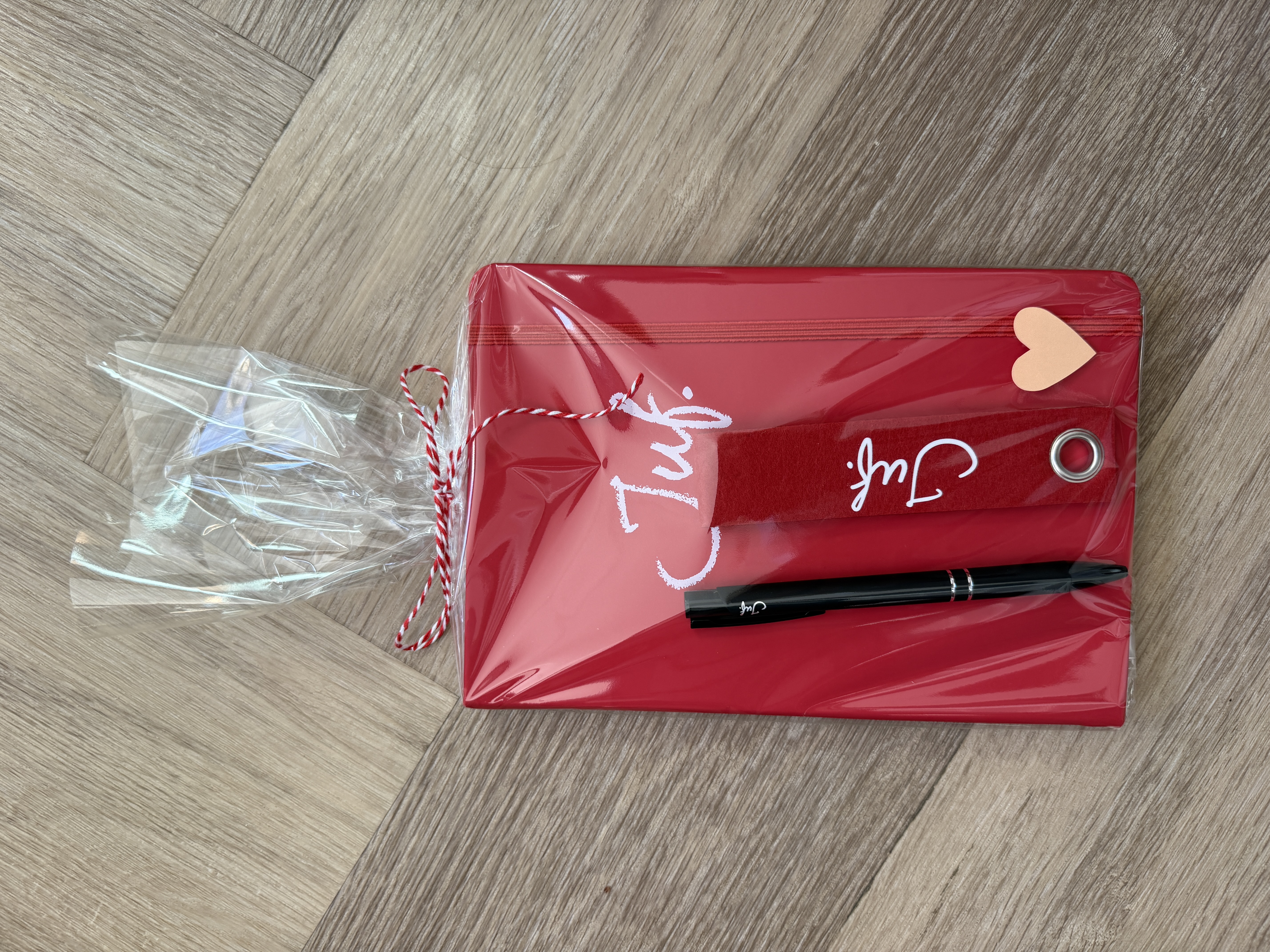 JUF. Cadeaupakket notitieboekje, pen en sleutelhanger rood/zwart