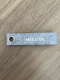 Lichtgrijs MEESTER. Vilten Sleutelhanger Klas