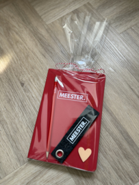 MEESTER. Cadeaupakket notitieboekje, potlood en sleutelhanger rood