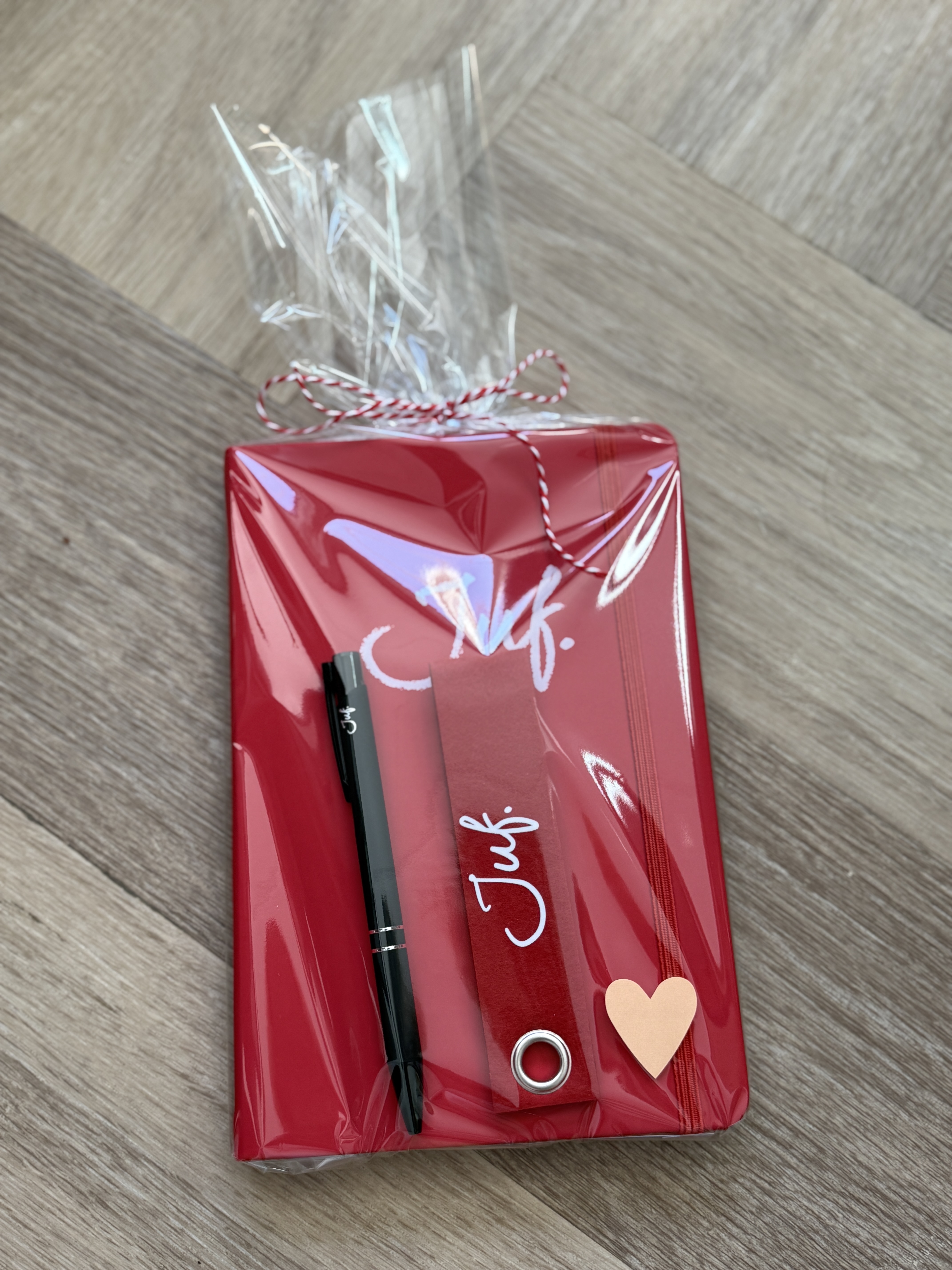 JUF. Cadeaupakket notitieboekje, pen en sleutelhanger rood/zwart