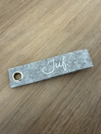 Lichtgrijs JUF. Vilten Sleutelhanger Krijt