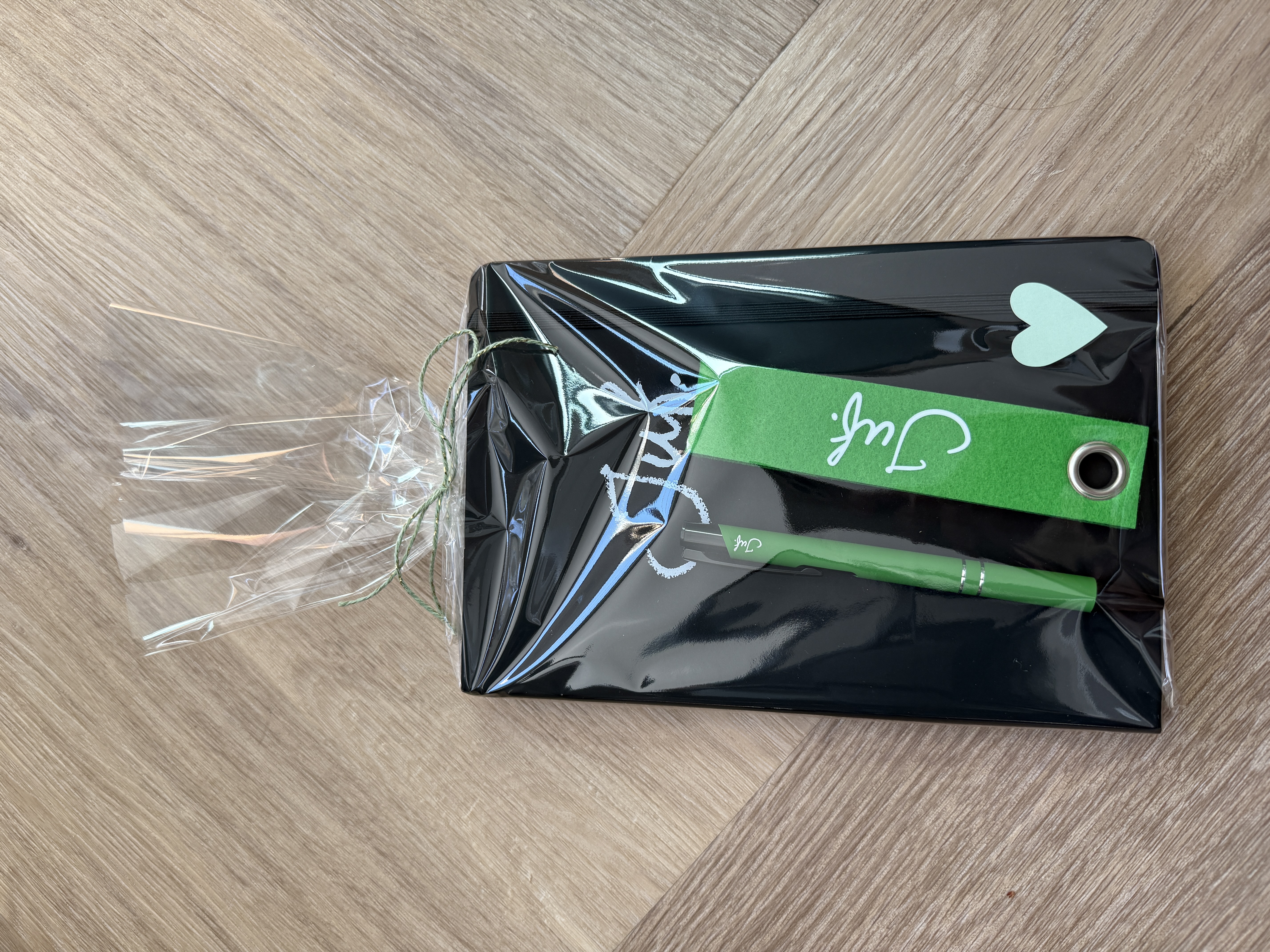 JUF. Cadeaupakket notitieboekje, pen en sleutelhanger zwart/groen