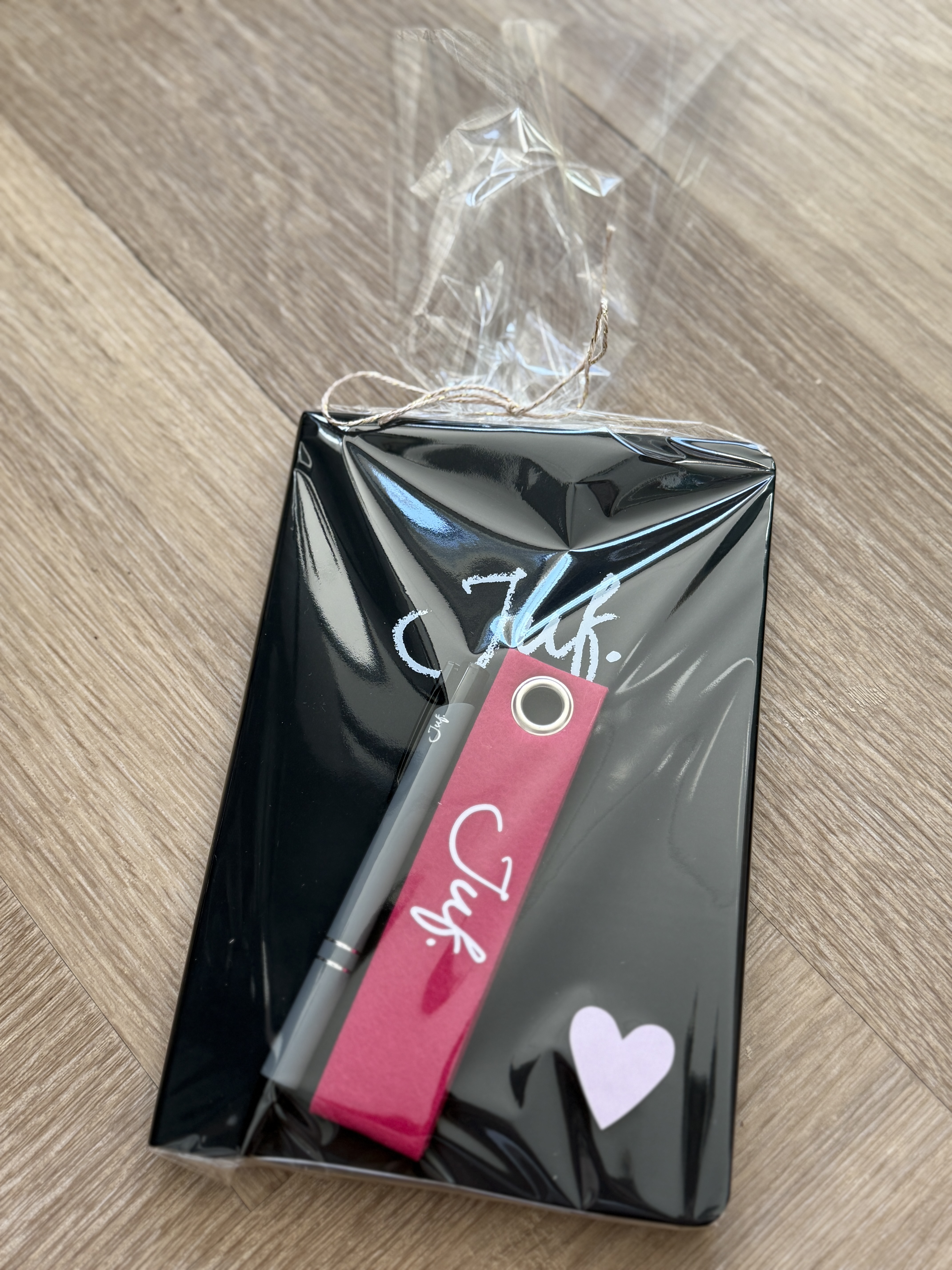 JUF. Cadeaupakket notitieboekje, pen en sleutelhanger zwart/donkerroze