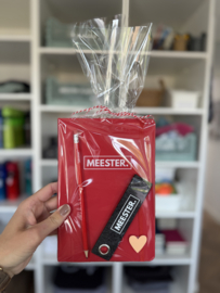 MEESTER. Cadeaupakket notitieboekje, potlood en sleutelhanger rood