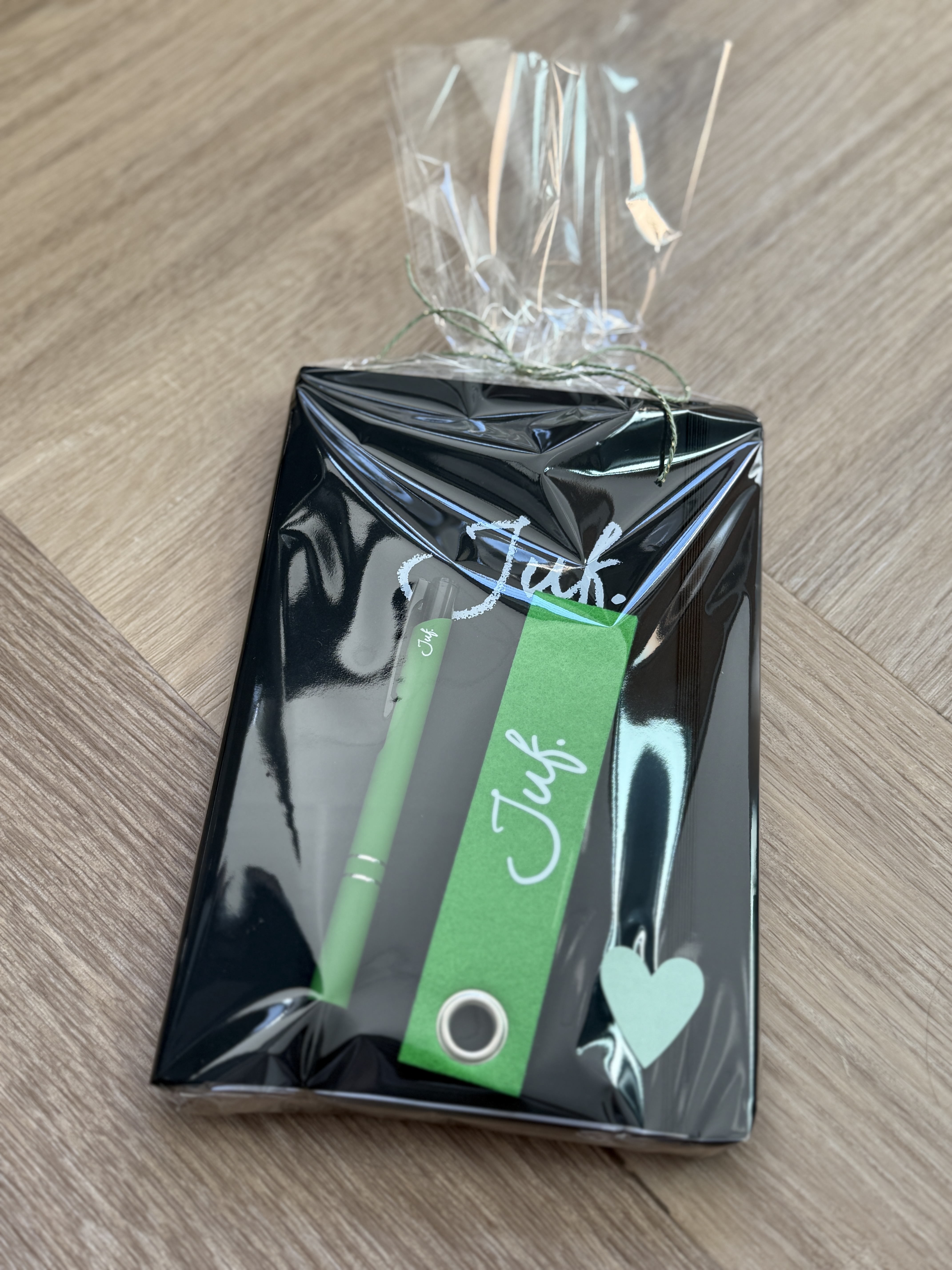 JUF. Cadeaupakket notitieboekje, pen en sleutelhanger zwart/groen