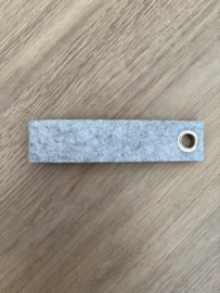Lichtgrijs MEESTER. Vilten Sleutelhanger Klas