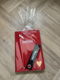 MEESTER. Cadeaupakket notitieboekje, potlood en sleutelhanger rood