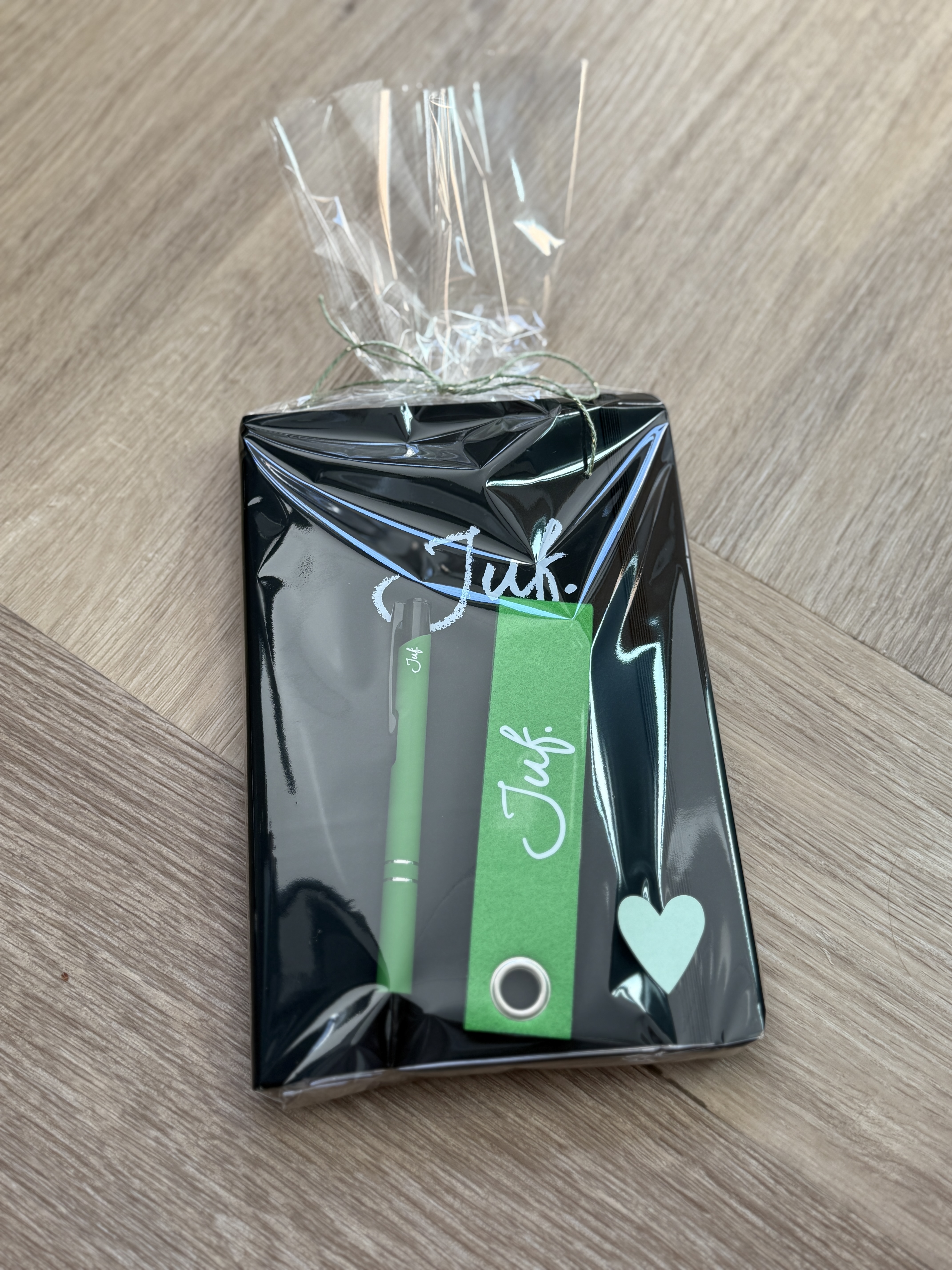 JUF. Cadeaupakket notitieboekje, pen en sleutelhanger zwart/groen