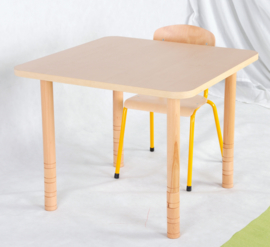 Vierkante tafel met een dik tafelblad