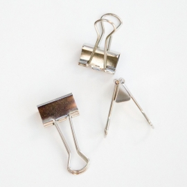 Zilverkleurige kantoorclip