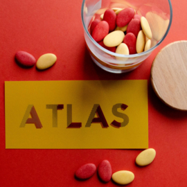 Grafische letters goudfolie oker geboortekaartje ATLAS