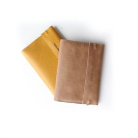 Hoesje voor paspoort en gele boekje