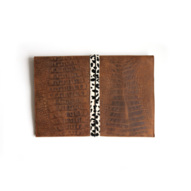 Laptophoes  croco bruin - cheetah | envelop stijl