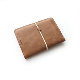 Leren hoesje voor paspoort en geel boekhe | basic