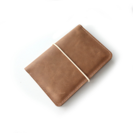 Leren hoesje voor paspoort en geel boekhe | basic
