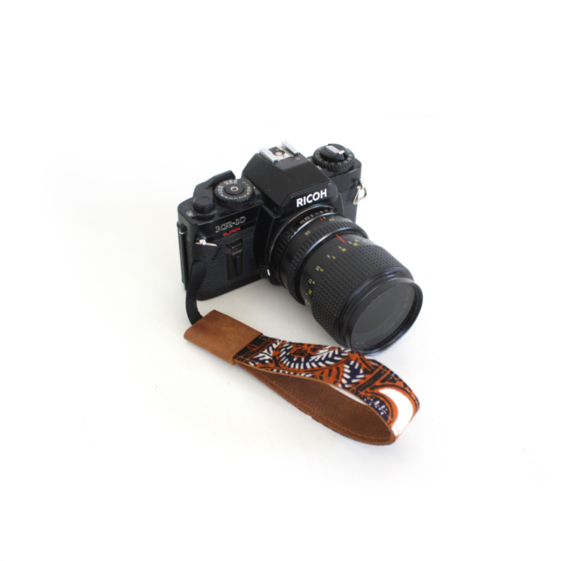 Leren camera polsband Batik | cognac