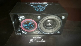 De uit blinker van de subwoofer kisten