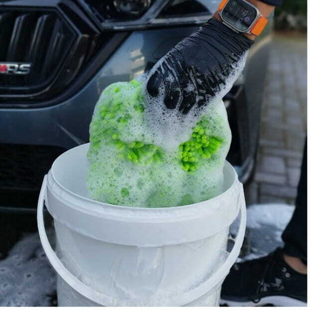 Auto was emmer met grit guard voor het veilig wassen van een auto