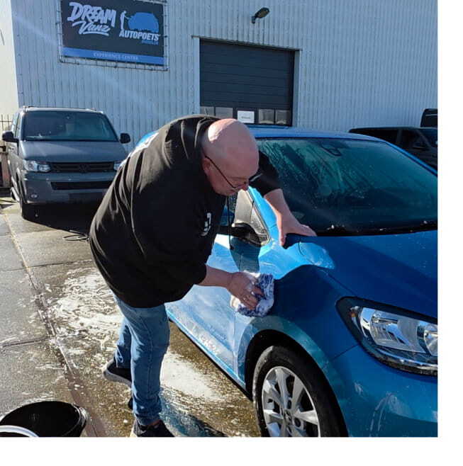 Auto wassen met professionele autopoetsmiddelen