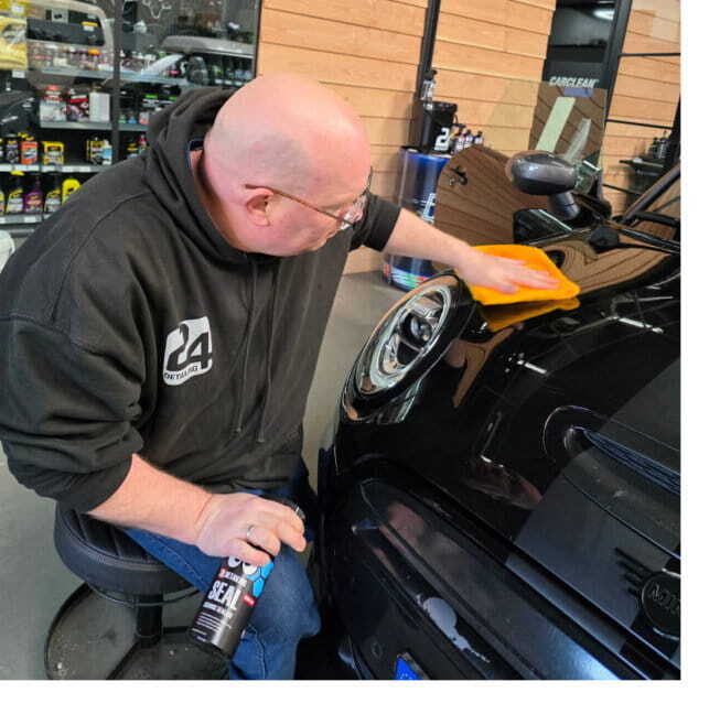 Spray sealant aanbrengen op autolak voor snelle lakbescherming