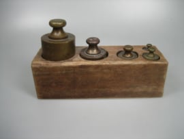 Antieke gewichten blok met 5 antieke bronzen koperen gewichten met antiek keuren