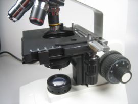 Biologische Microscoop met kruistafel z.g.a.n.