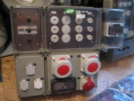 Groepenkasten Elektra 220/380 volt geheel voor geïnstalleerd