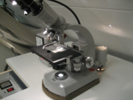 Zeiss Microscoop met Kruistafel uit ons Laboratorium topoccasion