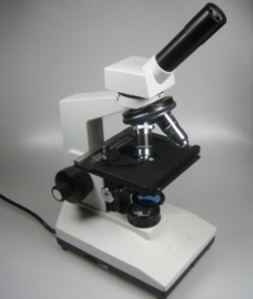 Biologische Microscoop met kruistafel z.g.a.n.