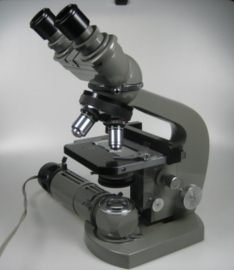 Binocular Biological Microscope met Regeltransformator gebruikt uit lab