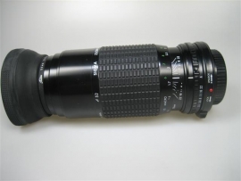 Sigma zoomlens 1:3.5-4.5 75-210mm met zonnekap en 2 doppen
