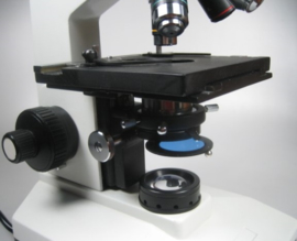 Biologische Microscoop met kruistafel z.g.a.n.