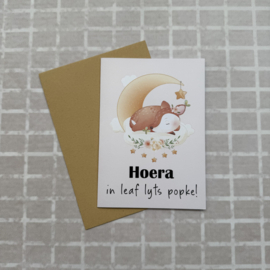 Wenskaart Hoera in leaf lyts popke!