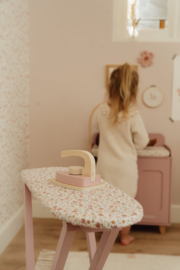 LD houten strijkplank met strijkijzer roze