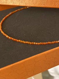 FIJNE KORTE KETTING MET MINI EDELSTEENTJES ORANJE