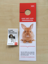 TERUG OP VOORRAAD! – Deurhanger en sticker Stop Dierproeven