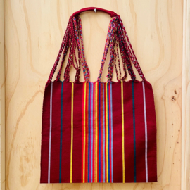 Stoffen tas met gevlochten hengsels.