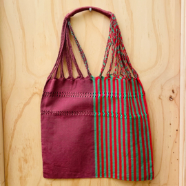Stoffen tas met gevlochten hengsels.