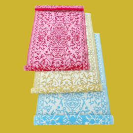 Plastic vloerkleed, kleurrijk motief, 60 x 120 cm.