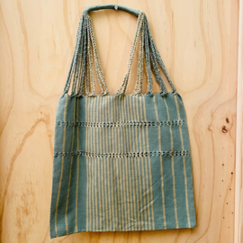 Stoffen tas met gevlochten hengsels.