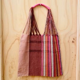 Stoffen tas met gevlochten hengsels.