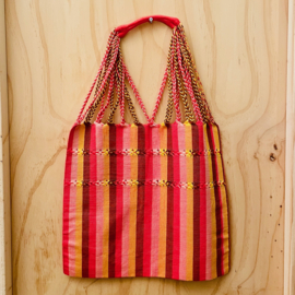 Stoffen tas met gevlochten hengsels.