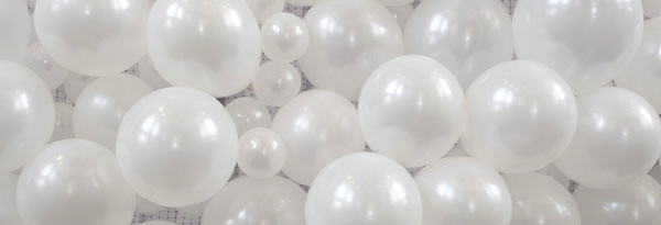 Witte ballonnen bruiloft huwelijk