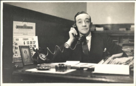 Vintage ansichtkaart Kantoorbediende aan Telefoon uit 1938