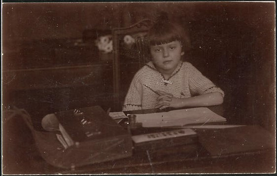 Vintage ansichtkaart Kind maakt huiswerk